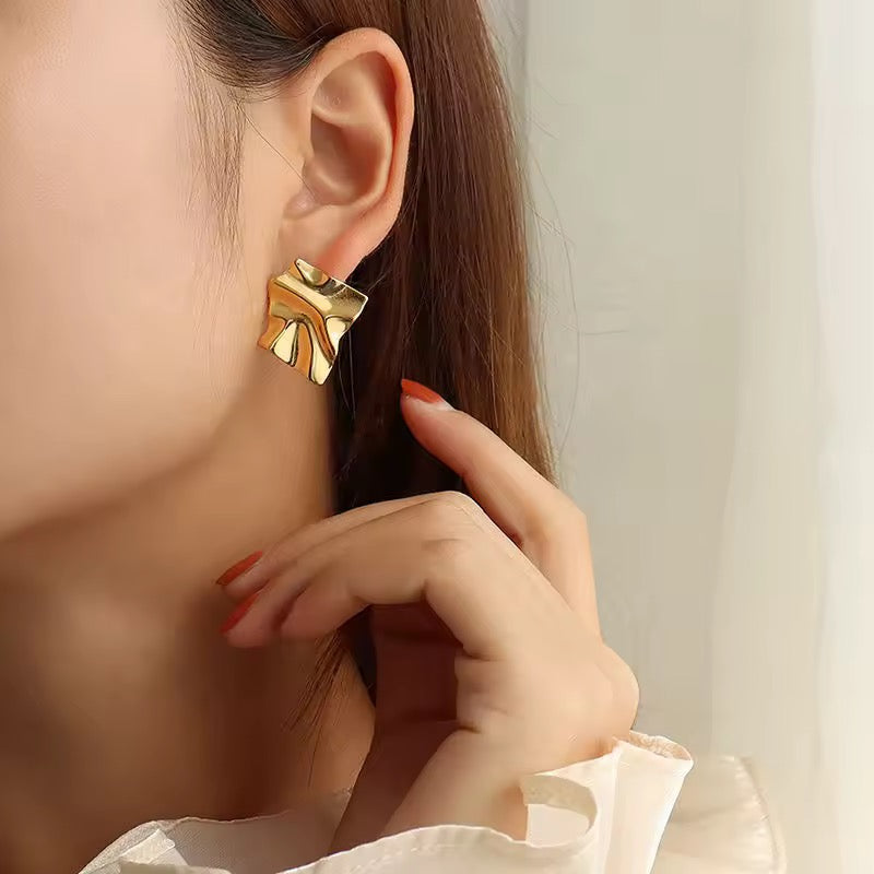 VELA WAVY STUDS